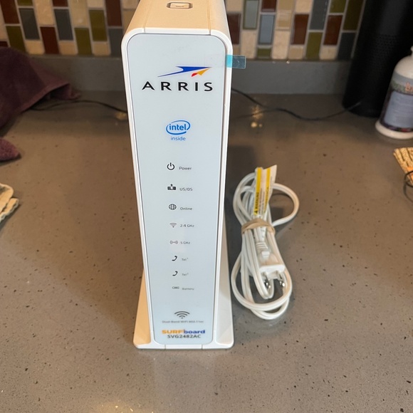 ARRIS Surfboard Internet, wifi and voice modem - Picture 2 of 10